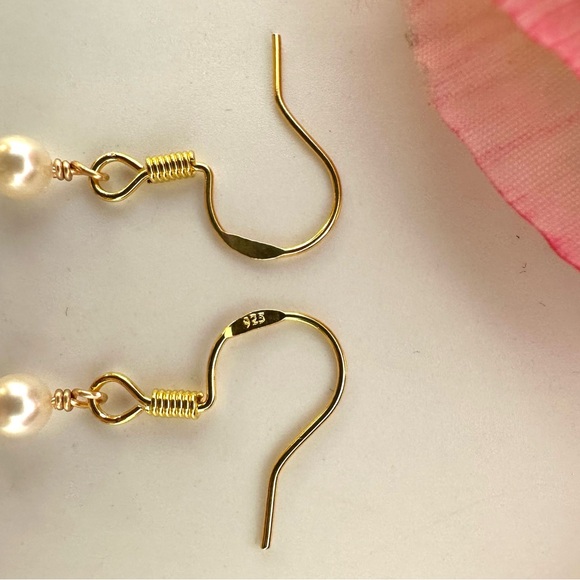 NEW⚜️Mother Of Pearl & Freshwater Pearl Carved Earrings - Picture 3 of 5